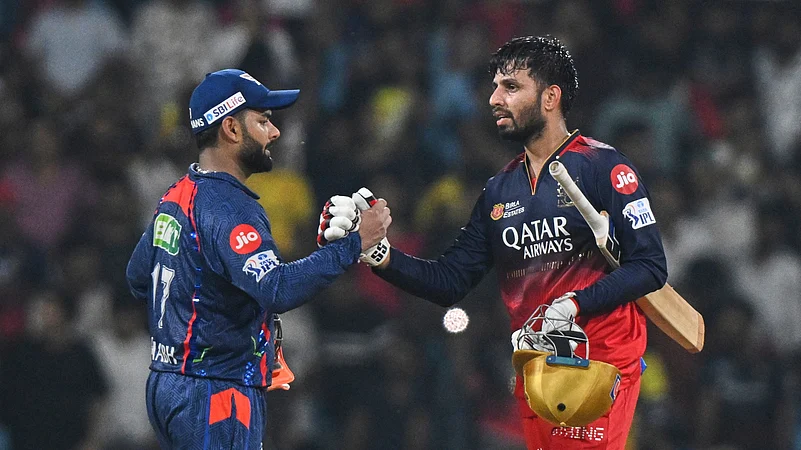 Two legends in one frame -Rishabh panth shaking hands with Jitesh Sharma 