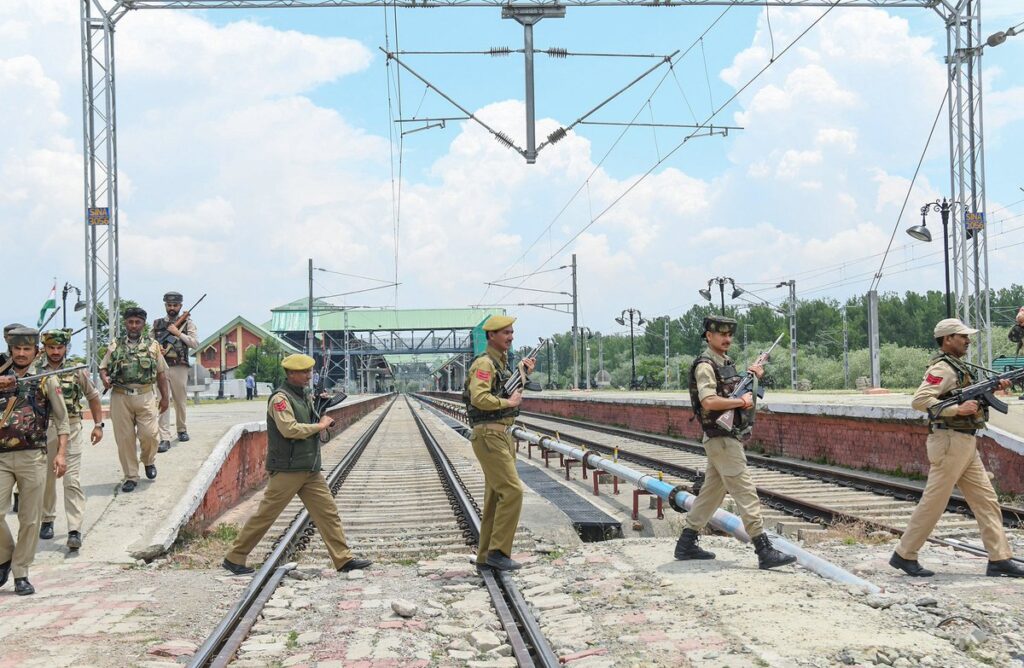 6 जून को प्रधानमंत्री मोदी द्वारा कटरा और श्रीनगर के बीच वंदे भारत ट्रेन सेवा के उद्घाटन से पहले जम्मू-कश्मीर पुलिस श्रीनगर रेलवे स्टेशन पर गश्त कर रही है।