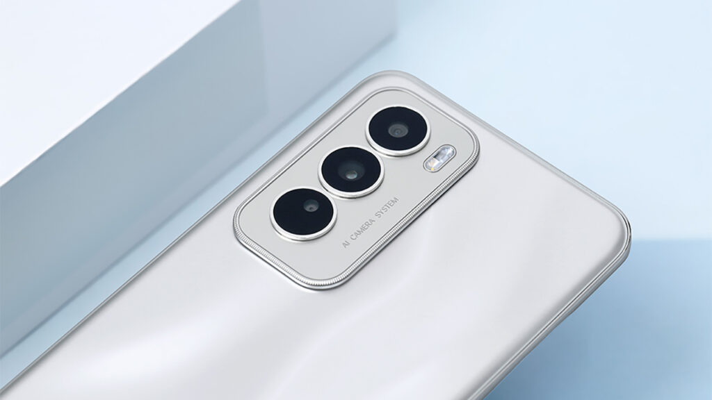 Oppo Reno 12: triple rear camera setup