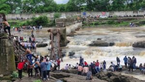 पुणे पुल हादसा